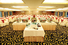 Enjoy your superb Chinese and western Cuisine in the spacious Dining Hall. 